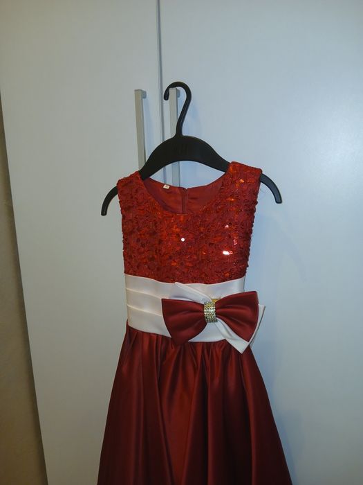 Rochiță roșie pentru fete,evenimente