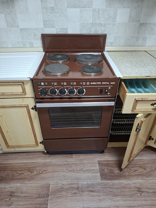 Электрическая плита с духовкой
