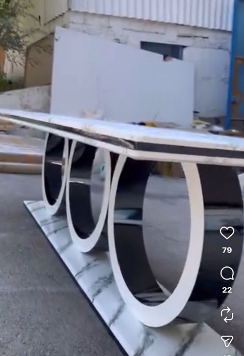 Стол современный в стиле неоклассика.