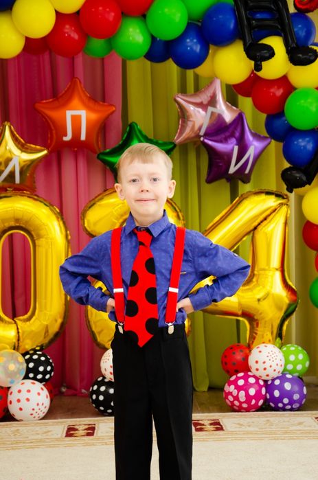 Галстук в горох и подтяжки