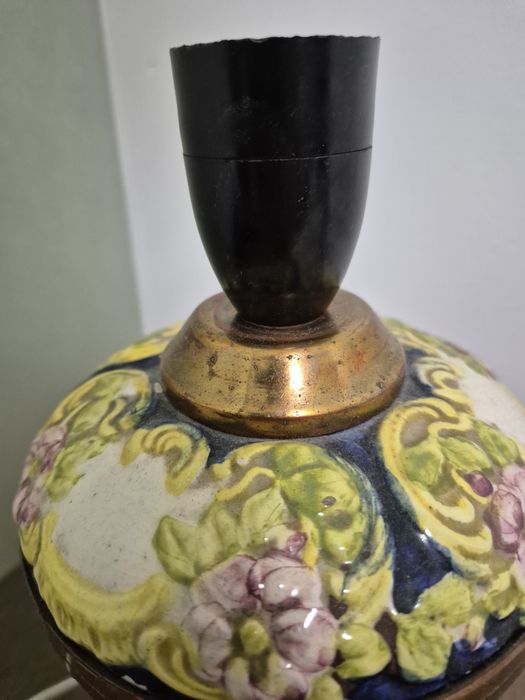 Lampă / Veioză veche din ceramică Majolică și bază metalică, stil Art Nouveau
