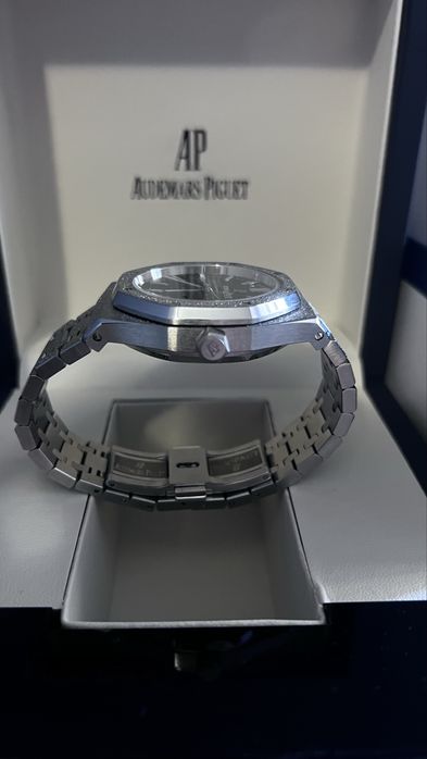 Audemars Piguet AP Royal Oak Frosted Gold 37mm Automatic Black Dial watch часовник
