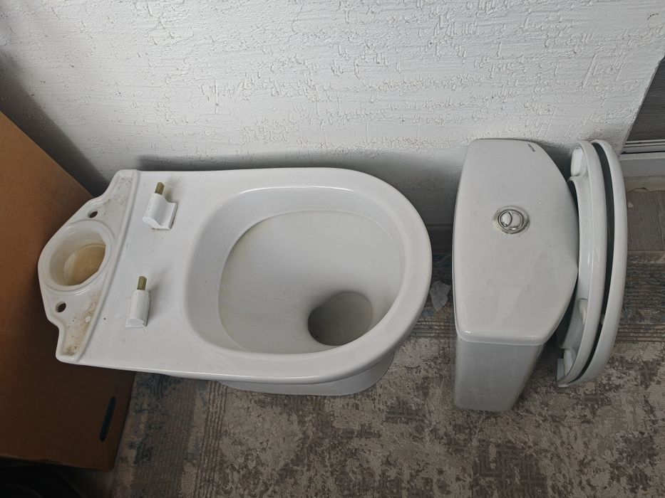 Унитаз с бочком, в рабочем состоянии