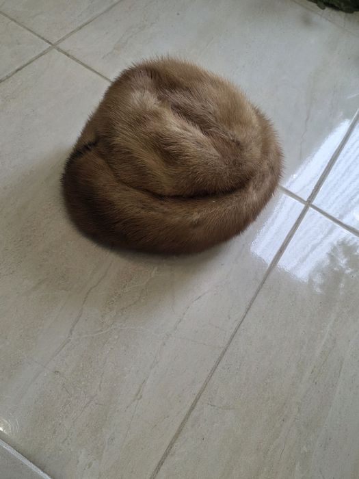 Vând căciulă blană naturală