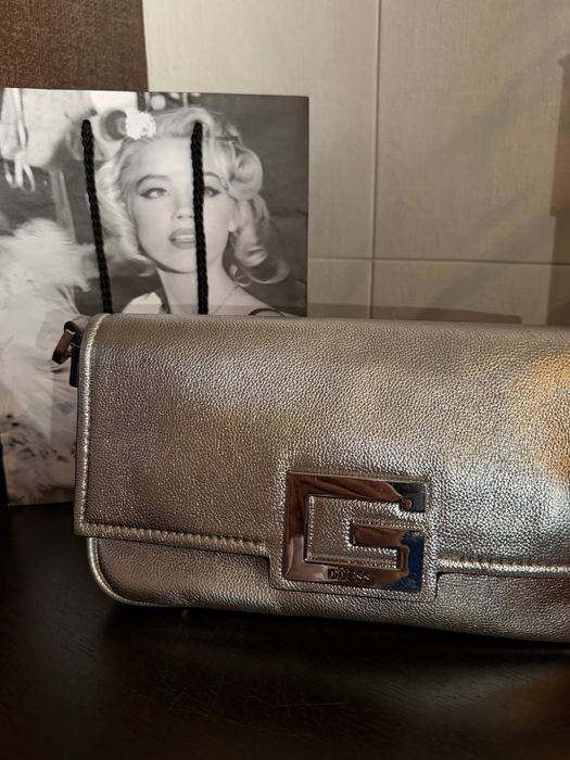 Оригинална чанта на Guess