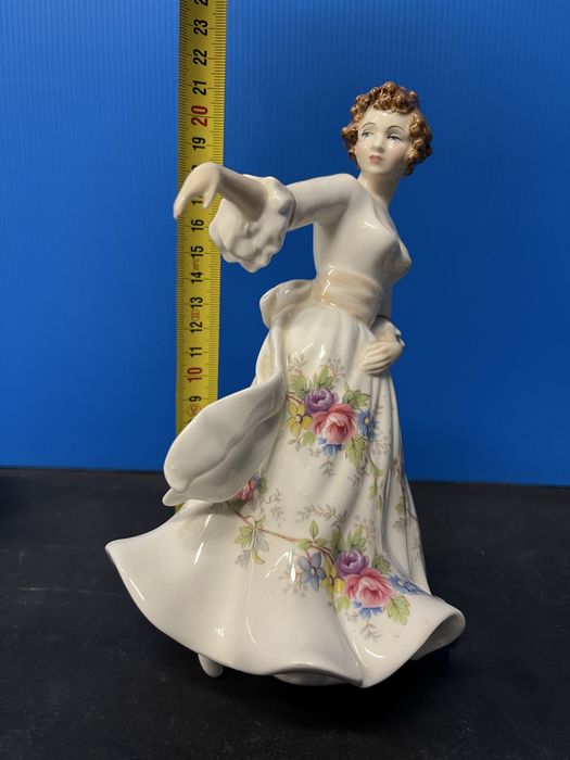 Красива,порцеланова фигура-Royal Doulton,England