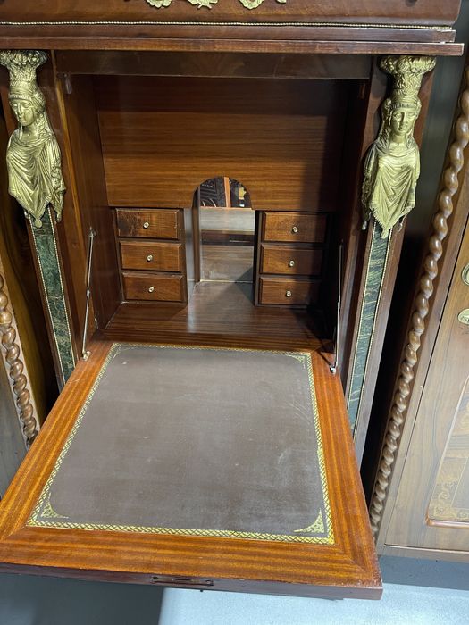 Secretier din lemn cu ornamente bronz și marmura