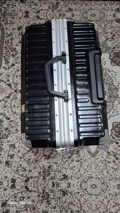 Чемодан сотилади