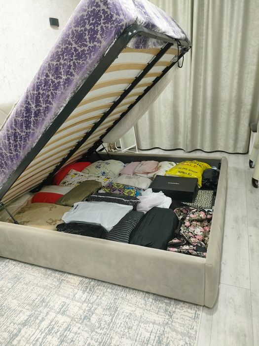 Срочно продам кровать с тумбочками