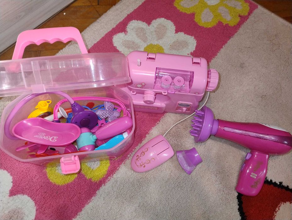 Докторски куфар с аксесоари, сешоар със звук,шевна машина шие работещи