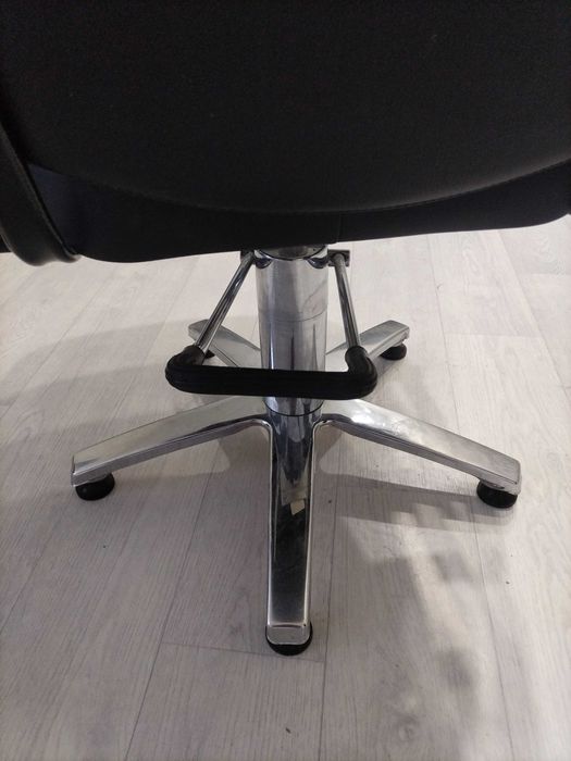 Кресло парикмахерское бу.