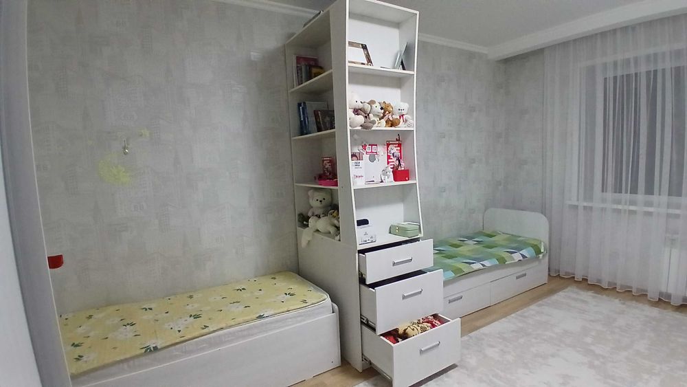 Детский гарнитур для двоих: 2 кровати + шкаф-перегородка.