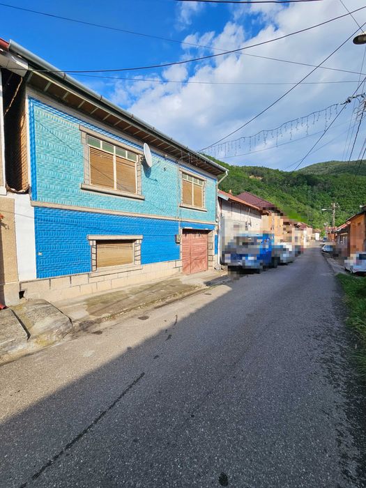 Casă de vânzare în Topleț – mobilată, centrală pe peleți, anexe