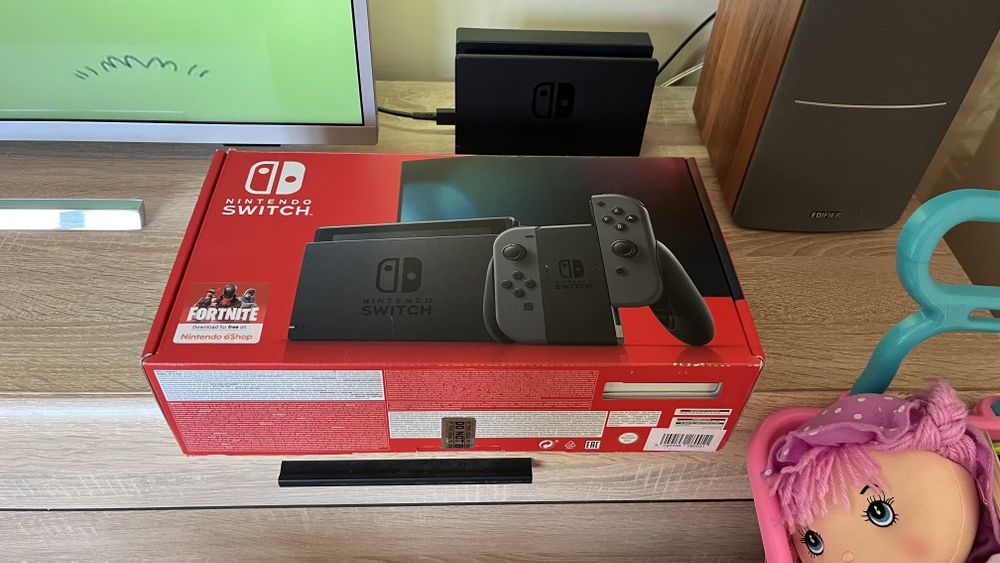 Nintendo switch пълен комплект + 128GB карта памет