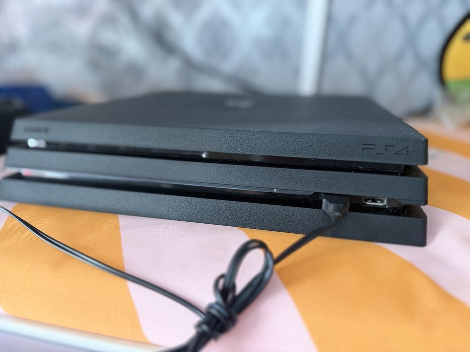 Ps 4 pro cu 2 manete