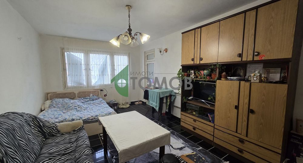 Тристаен апартамент в кв. Железник