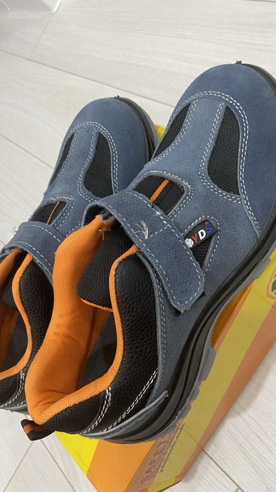 Ботинка сатылады жұмыстан берілген