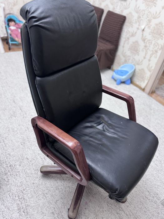 Офисное кресло в хорошем состоянии
