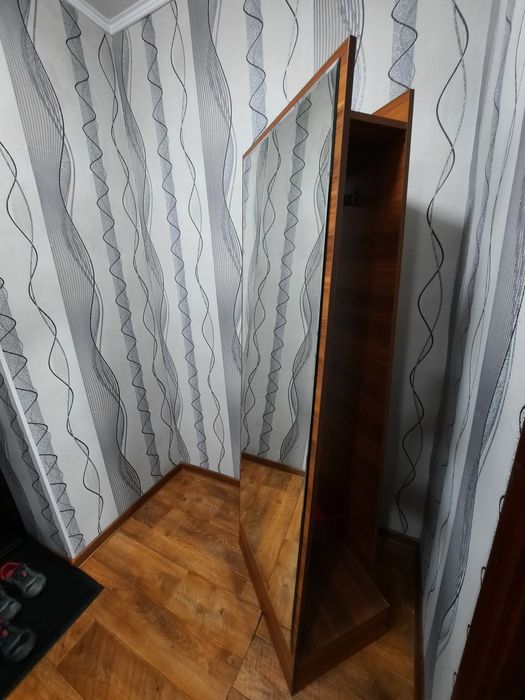 Напольное зеркало