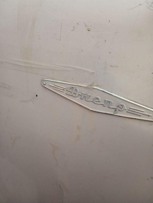 Холодильник в хорошем состоянии морозилка и камера работает исправно