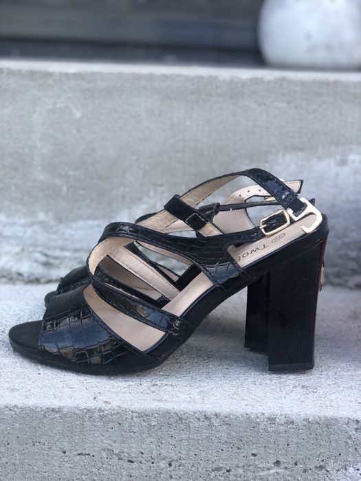 Сандали на ток, изкуствен лак. Слагани са 1път