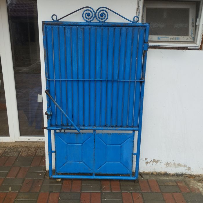 Poartă metalică albastra