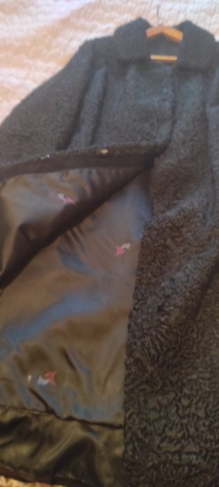 Продам  2 шубы  .