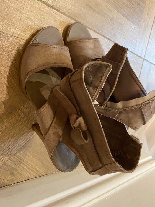 Велурени сандали Bata