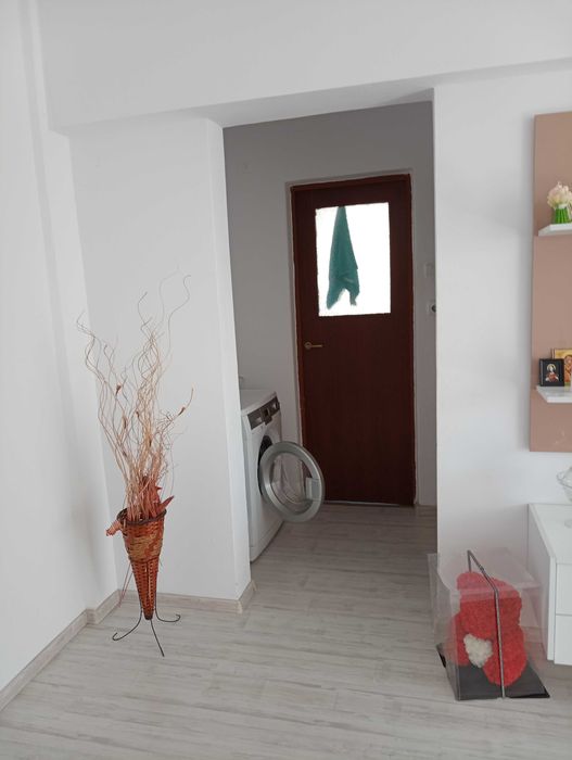 Vând apartament cu 2 camere, strada Eroilor.
