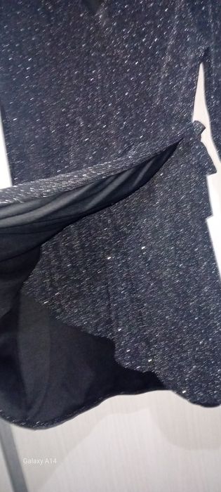 Rochie  de ocazie,superba,de culoare neagră  cu  aplicații  arginti.