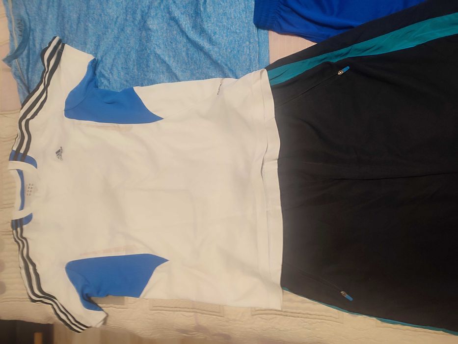 Лот сини спортни тениски и панталони