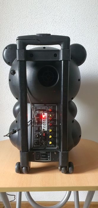 Vând boxă cu radio , usb și auxiliar (bluetooth)!