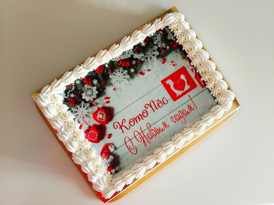 Торты с шоколадными рисунками и печатью.