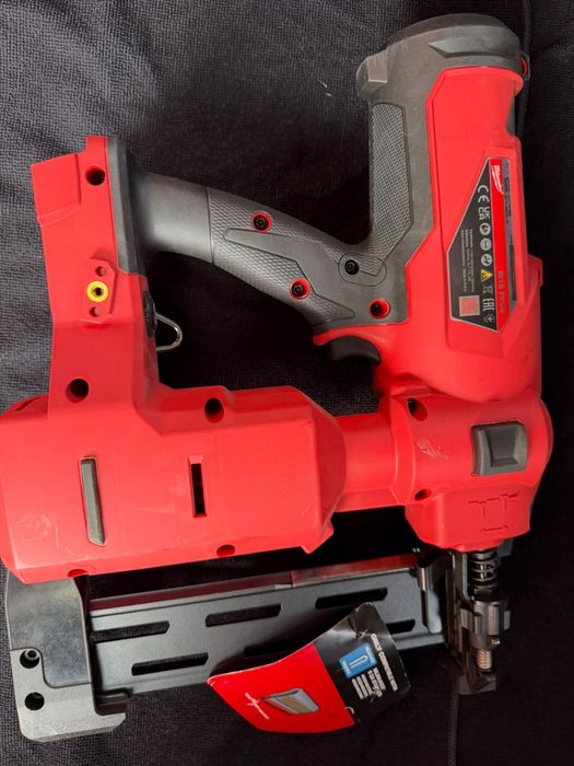 Milwaukee capsator pe acumulator