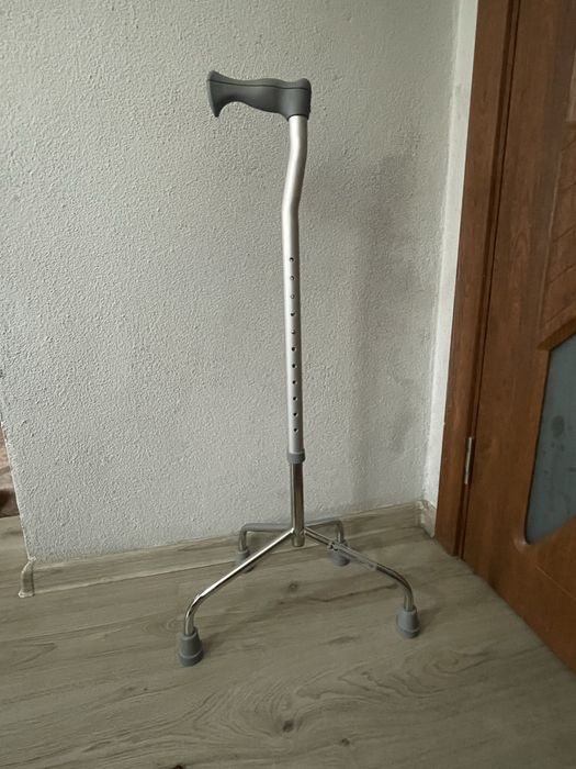 Продавам алуминиев четирикрак бастун,подходящ за възстановяване