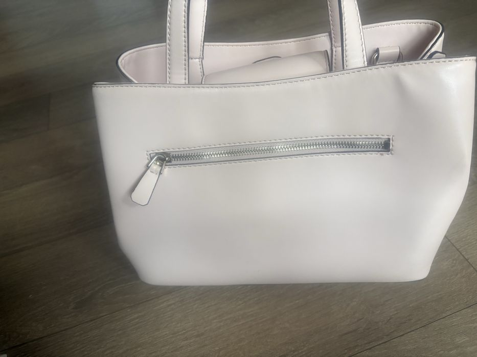 Розова чанта Guess