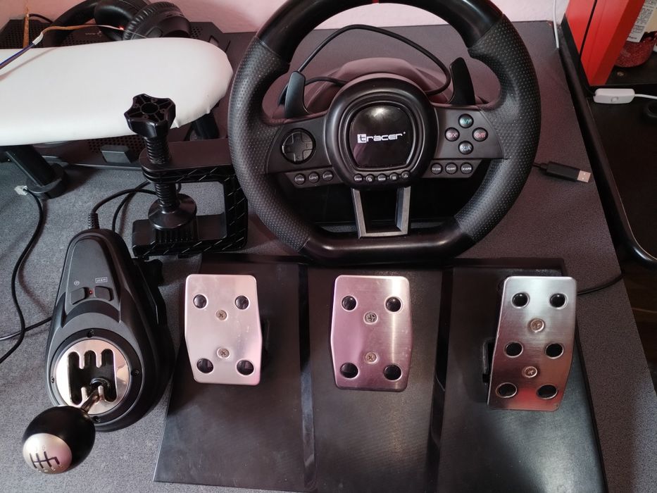 Volan de gaming cu pedale și schimbător