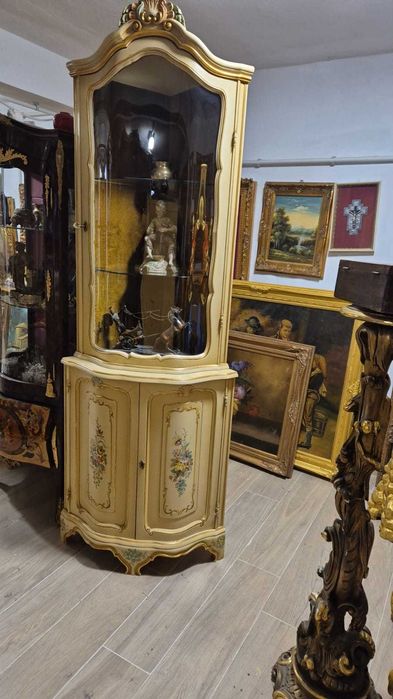 Vitrină de colț în stil venețian