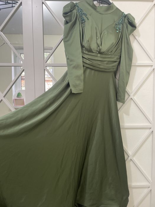 Платье шикарное почти новое!