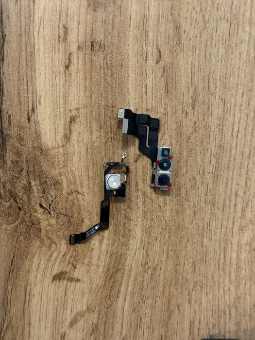 Camera frontală și blițul pentru iPhone 14 Pro Max.