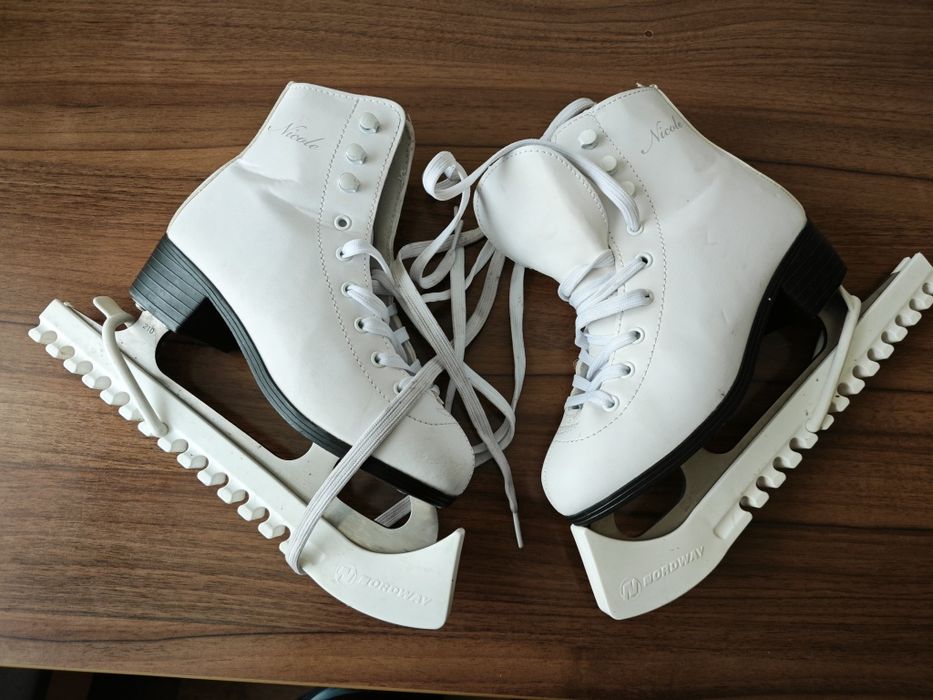 Продам коньки фигурные