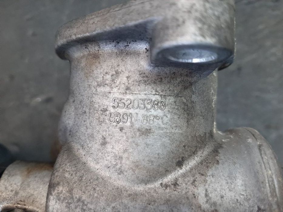 Carcasa termostat 1.9 d opel zalira b fiat croma grande punto alfa romeo 159 55203388
