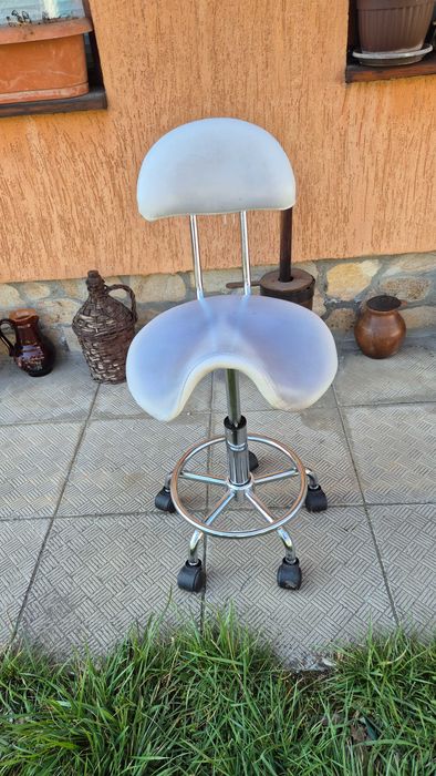 Регулиращ фризьорски стол