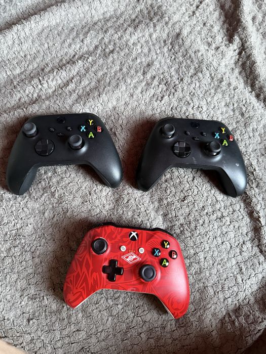 Продам три геймпада и диск ufc 4 xbox series x one