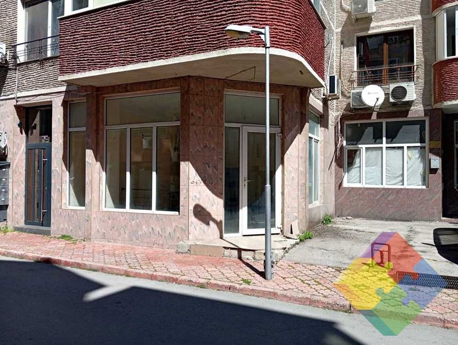 Ъглово търговско помещение с големи витрини в центъра на Варна!