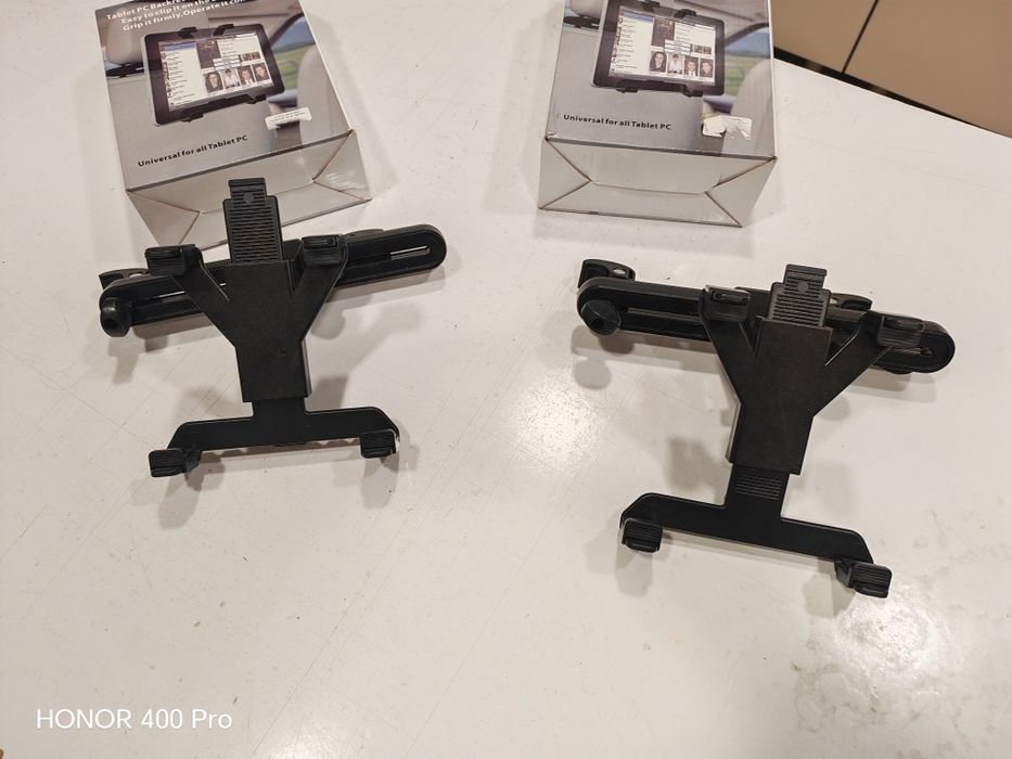 Продавам две стойки за таблет за задна седалка