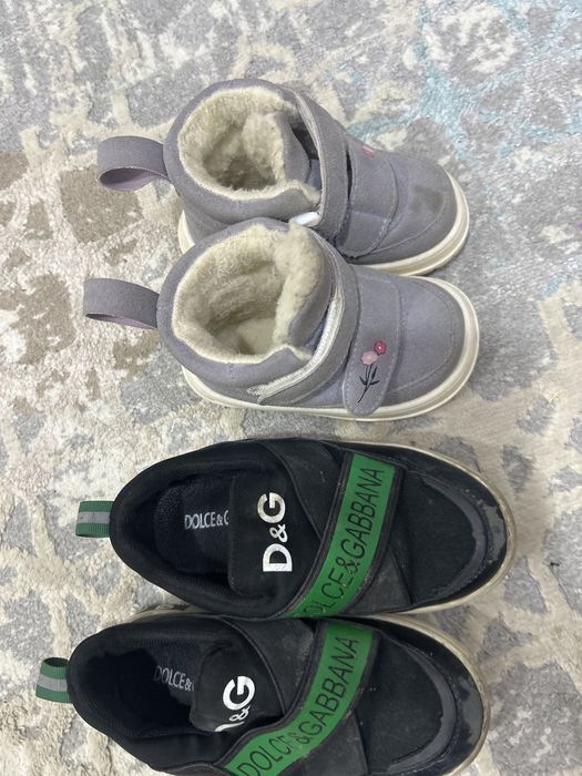 Для мальчика 27 размер, для девочки 20 размер