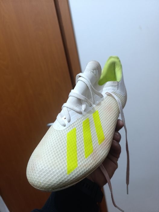 Продавам футболни бутонки Adidas 42
Бутонките са носени малко,