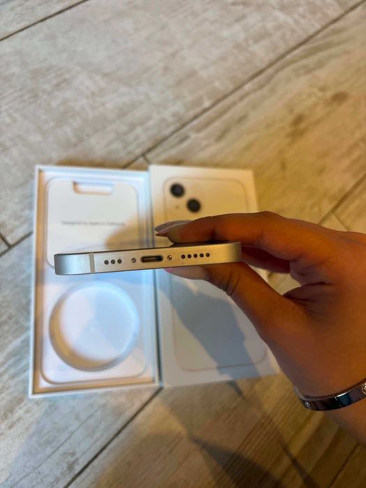 iPhone 13 + 5 калъфа Перфектен !!!!