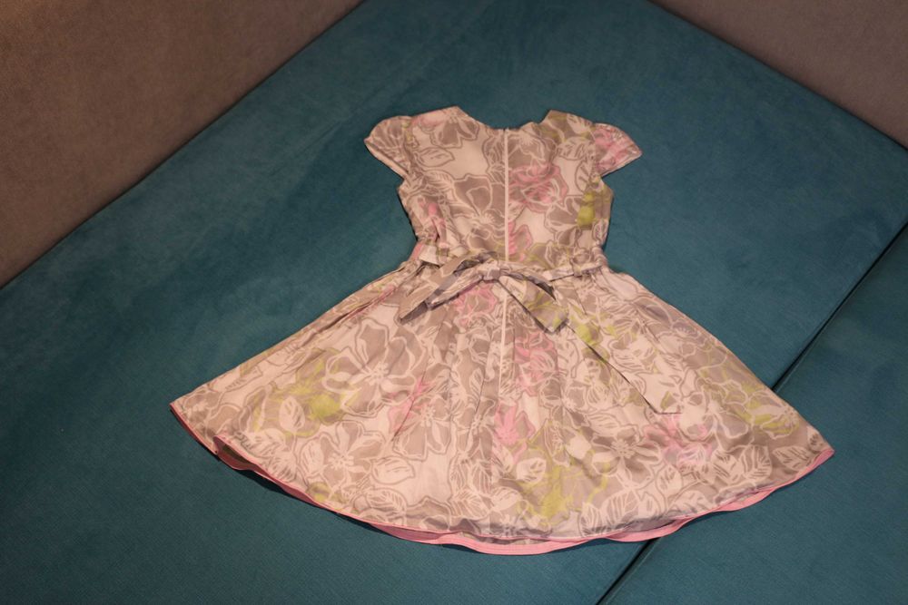 Rochita ocazie gri cu alb pentru fetite marimea 5 - 6 ani